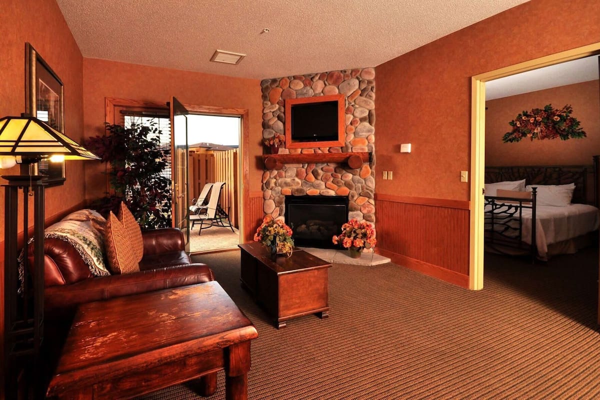 Desk, blackout drapes, iron/ironing board, free WiFi