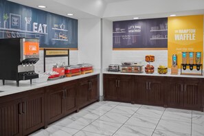Free daily buffet breakfast  - Hampton Inn Kansas City The Legends (Kansas City)