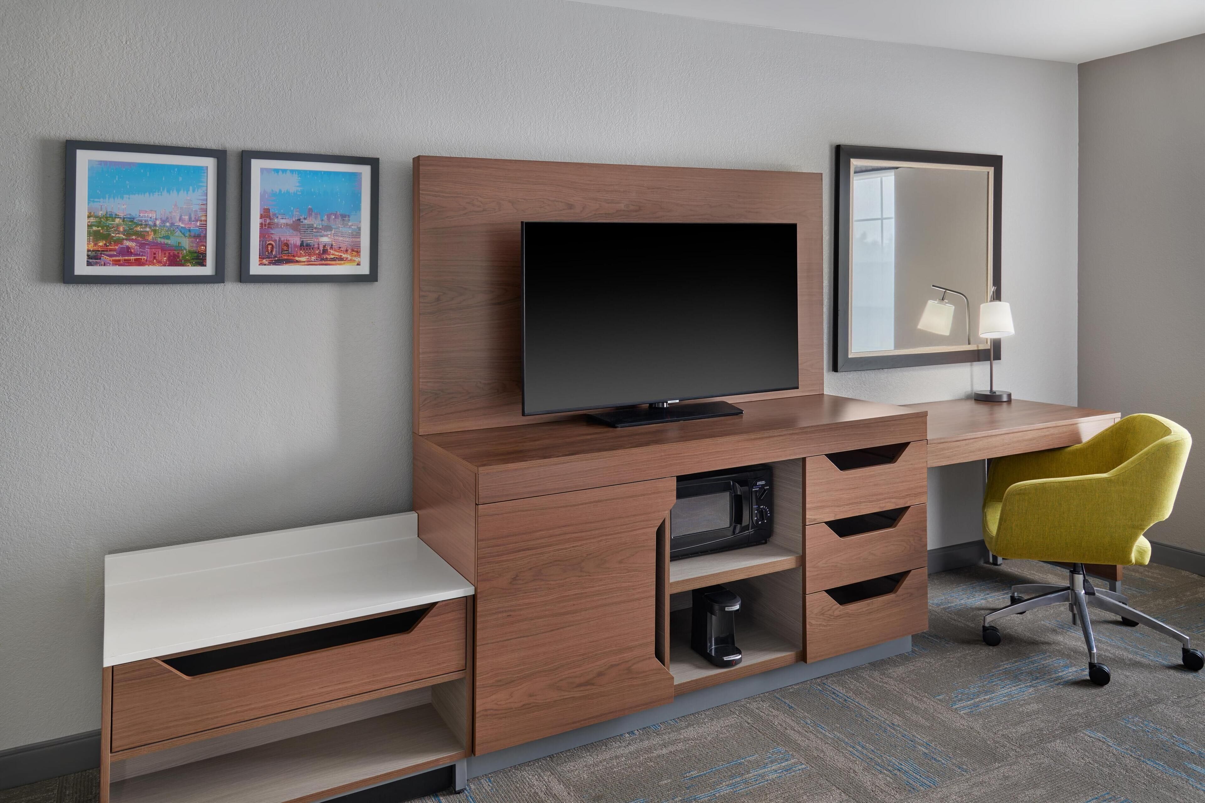 ตู้นิรภัยในห้องพัก, โต๊ะทำงาน, เตารีด/โต๊ะรีดผ้า