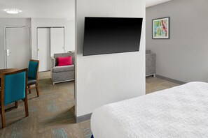 Suite, 1 kingsize-seng, ikke-røyk | Skrivebord, blendingsgardiner, strykejern/-brett og wi-fi (inkludert)