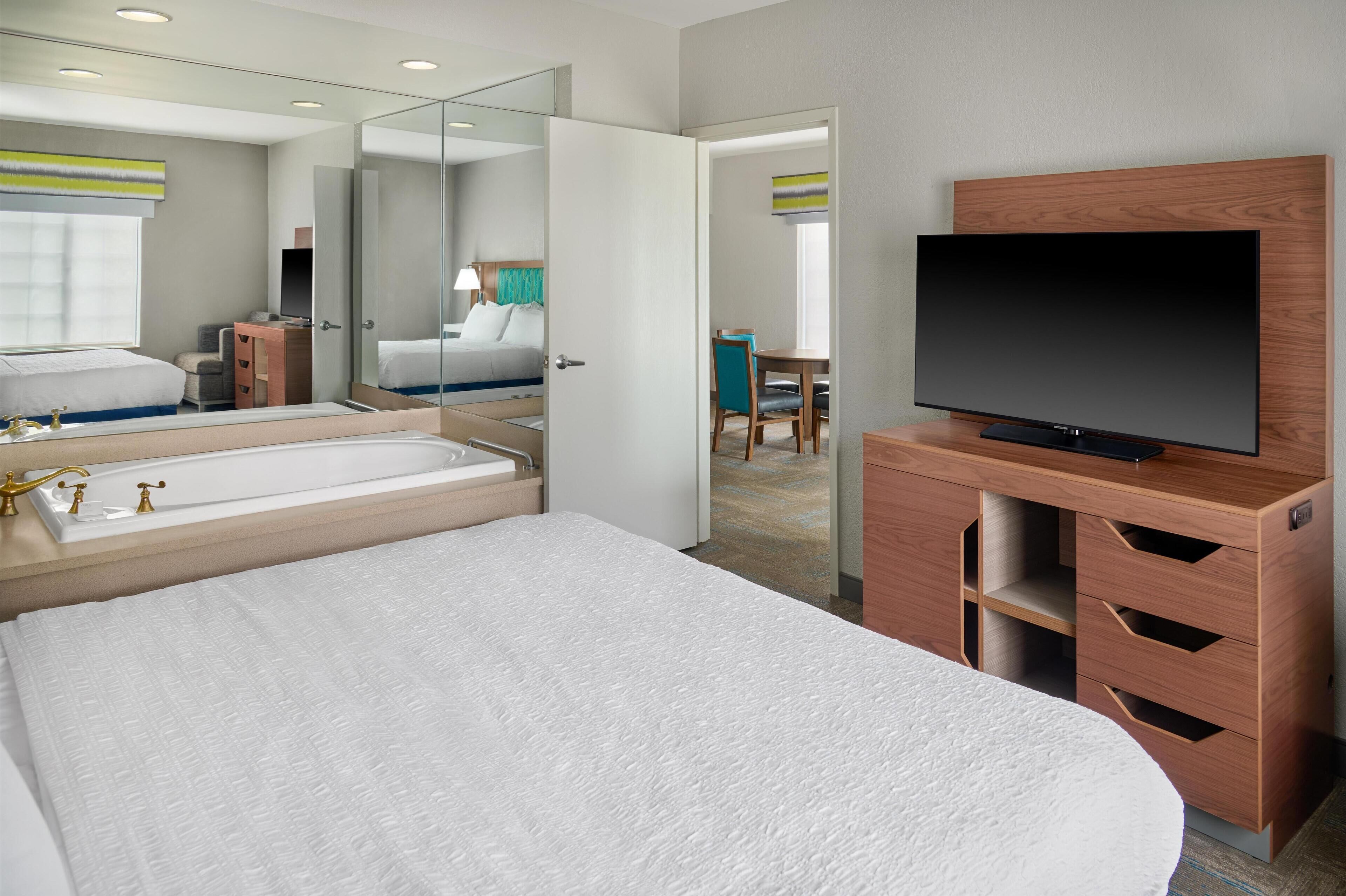 Suite, 1 cama King size, para no fumadores, patio | Caja de seguridad en la habitación y escritorio 