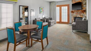 Suite, 1 cama King size, para no fumadores, patio | Área de sala de estar | Televisión de 32 pulgadas con canales por cable