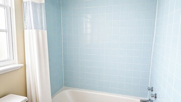 Bañera con ducha, toallas