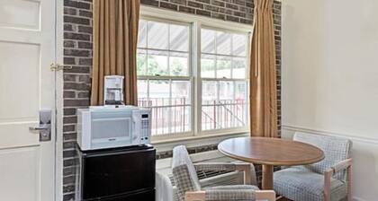 Capt. John Smith Inn