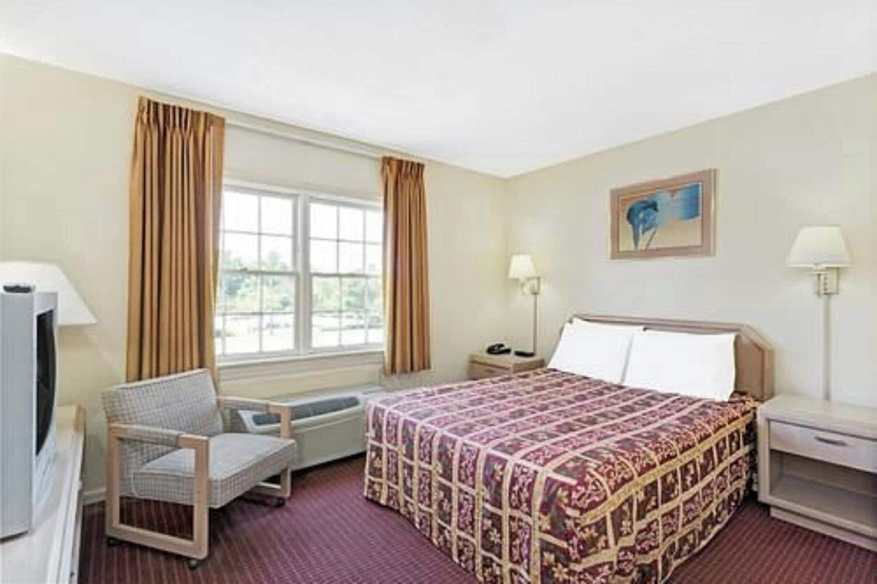 Room, 1 Queen Bed, Non Smoking, Refrigerator & Microwave | In-room safe, laptop workspace, iron/ironing board, free WiFi