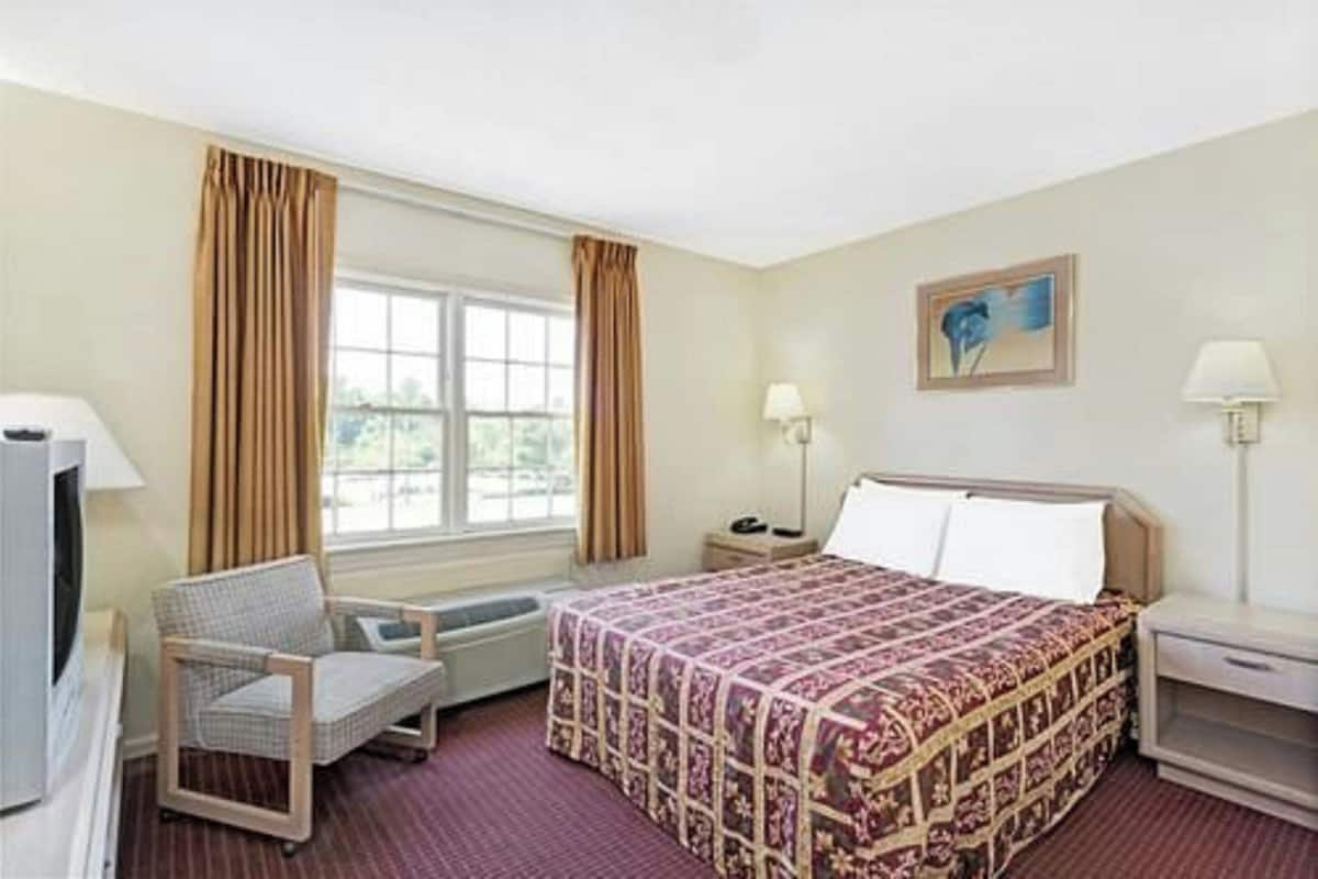 Chambre, 1 grand lit, non-fumeur, réfrigérateur et four à micro-ondes | Coffre-fort, espace de travail pour ordinateurs portables
