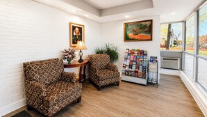 Lobby - Capt. John Smith Inn (Williamsburg)