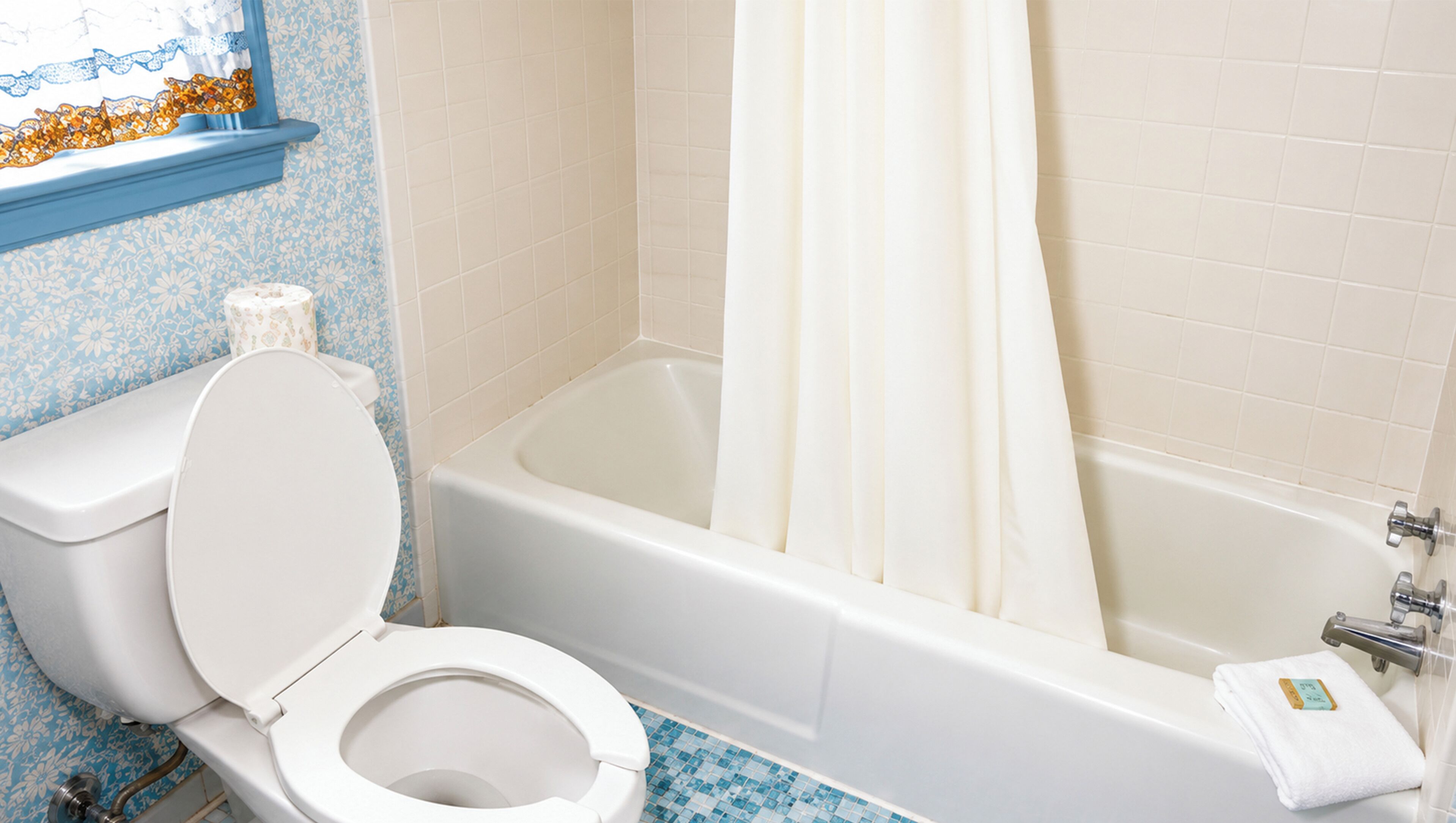 Combined shower/bathtub, towels