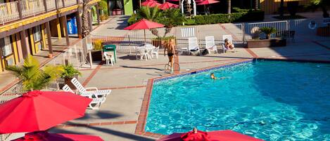 2 piscines extérieures, parasols de plage, chaises longues