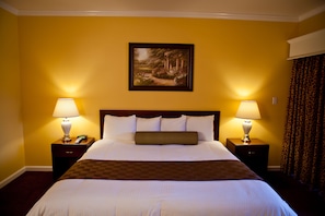 Habitación estándar, 1 cama King size, para no fumadores | Tabla de planchar con plancha, wifi gratis y ropa de cama