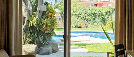 Executive room, Pool front, 2 double beds | Literie de qualité supérieure, couette en duvet d'oie, surmatelas