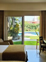Executive room, Pool front, 2 double beds | 高档床上用品、羽绒被、加厚床垫、客房内保险箱