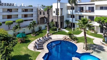 2 kolam renang outdoor, dengan payung kolam renang dan kursi berjemur