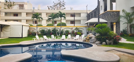 2 室外游泳池,08:00 至 20:00 开放,池畔遮阳伞,日光浴躺椅