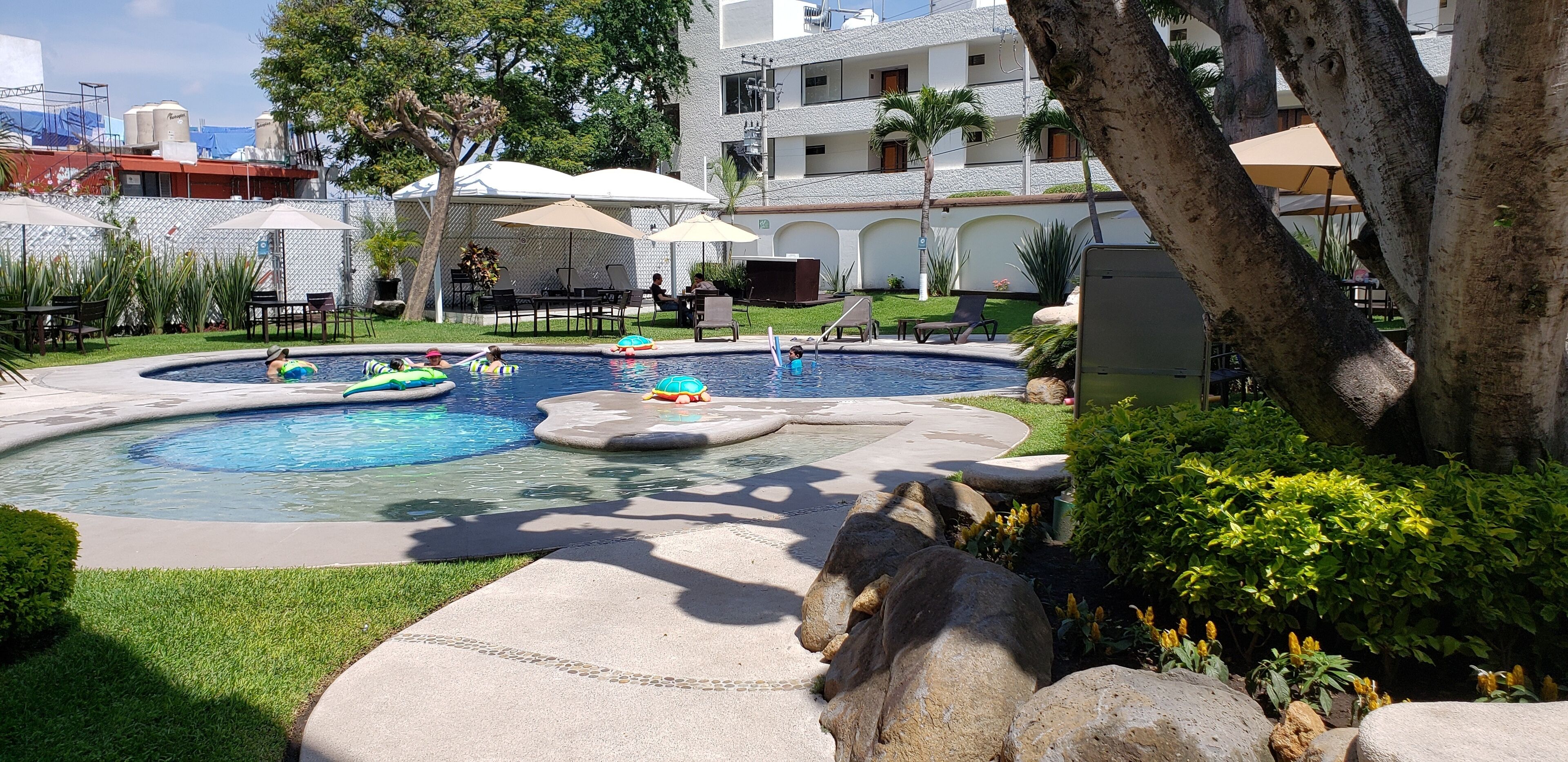2 piscines extérieures, parasols de plage, chaises longues