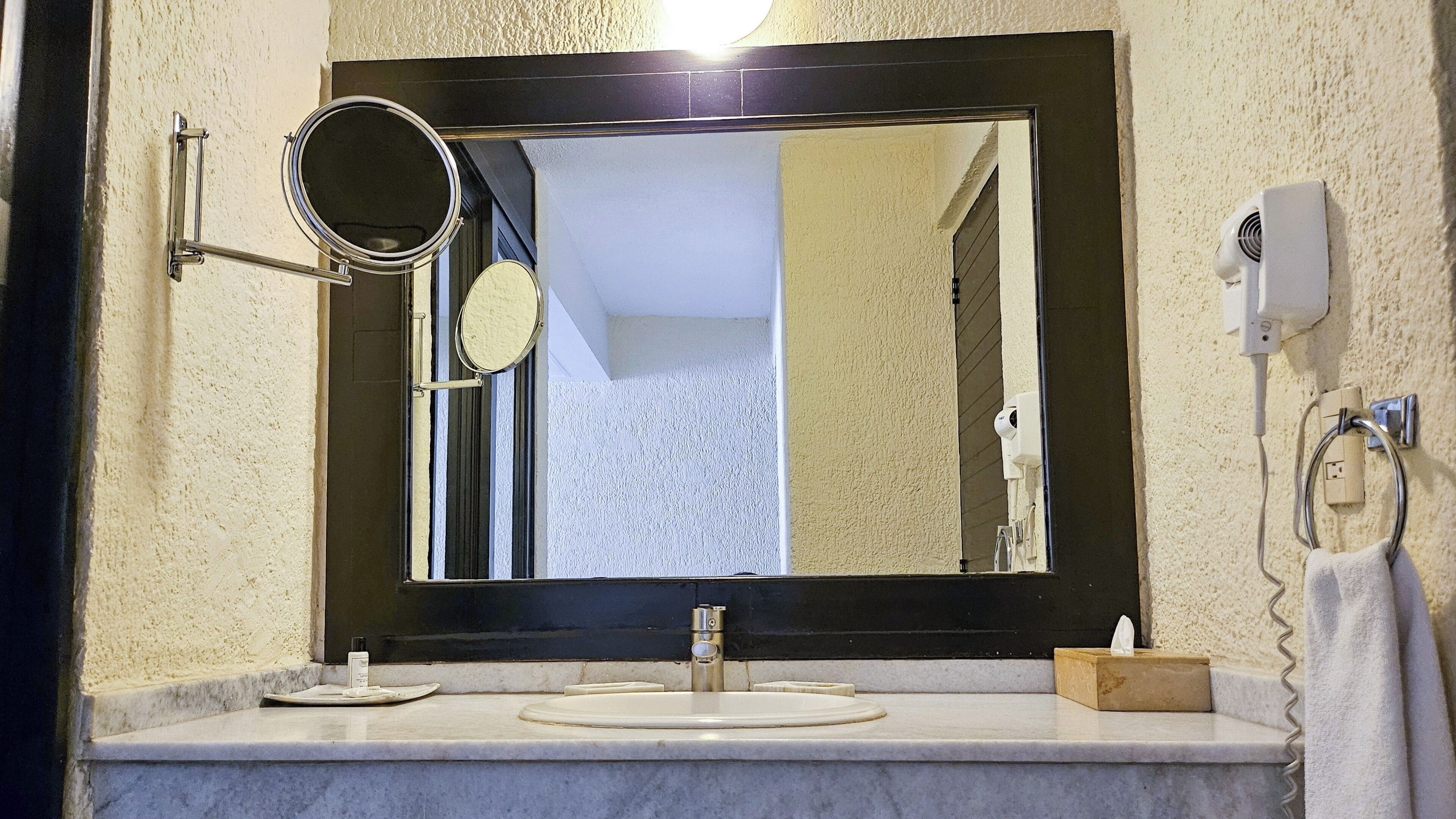 shower, rainfall showerhead, free toiletries, hair dryer