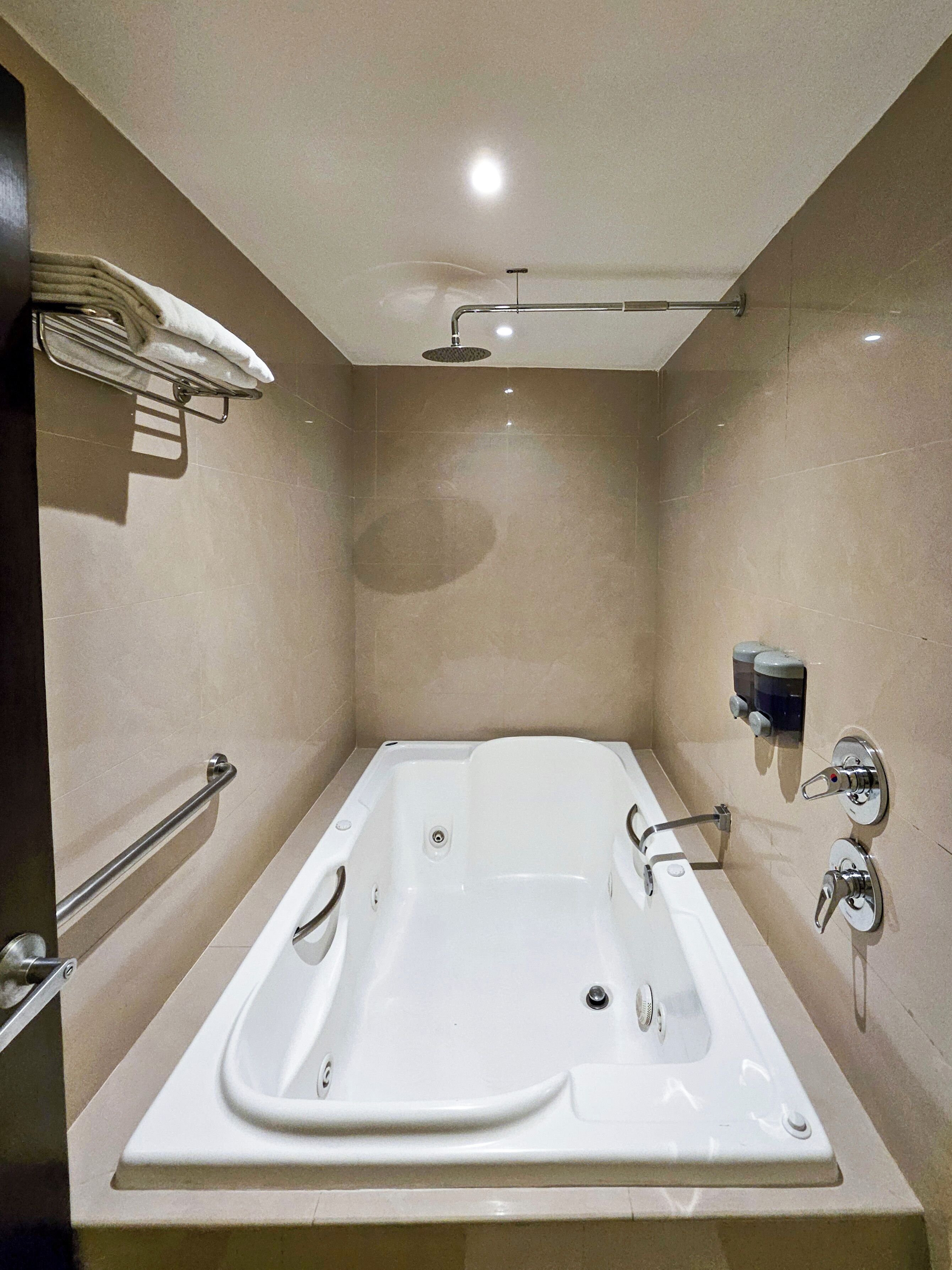 junior room | jetted bathtub