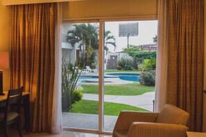 Executive room, Pool front, 2 double beds | Terassi/patio