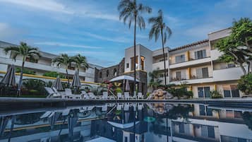 2 kolam renang terbuka, payung kolam, kerusi lepak pantai