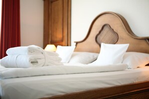 1 kamar tidur, seprai antialergi, brankas, dan meja kerja