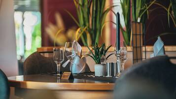 Serveert ontbijt, lunch, diner, regionale gerechten