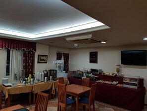 Desayuno continental diario (EUR 12 por persona)
