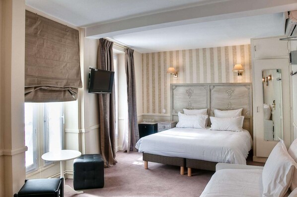 Junior Suite | Premium bedding, minibar, in-room safe, individually decorated