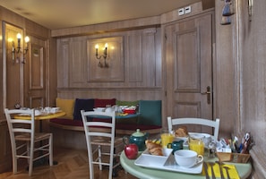Petit déjeuner buffet (18 EUR par personne)