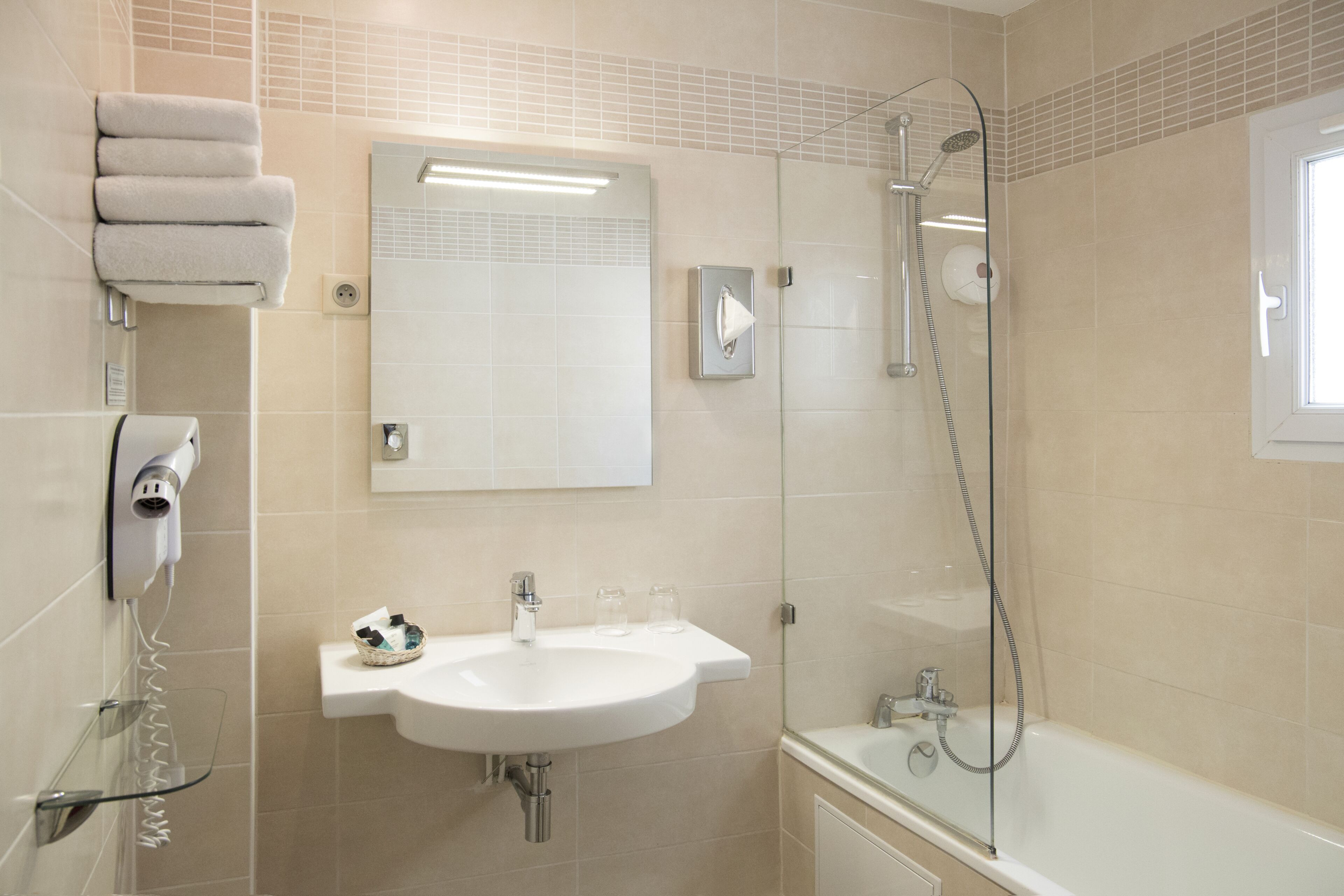 chambre supérieure lit double ou avec lit jumeaux | bathroom | free toiletries, hair dryer, towels