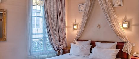 Sengetøy av topp kvalitet, minibar og safe på rommet