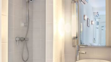 Junior Suite | Bathroom | Free toiletries, hair dryer, towels