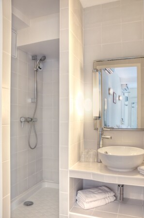 Junior Suite | Bathroom | Free toiletries, hair dryer, towels