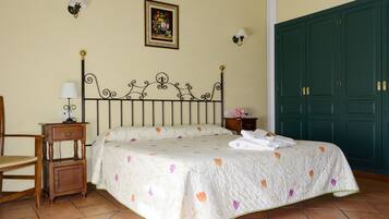 Tweepersoonskamer | Donsdekens, een minibar, een bureau, gratis wifi