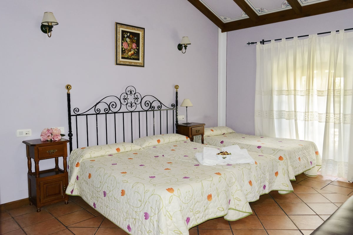 Edredón, minibar, escritorio y wifi gratis