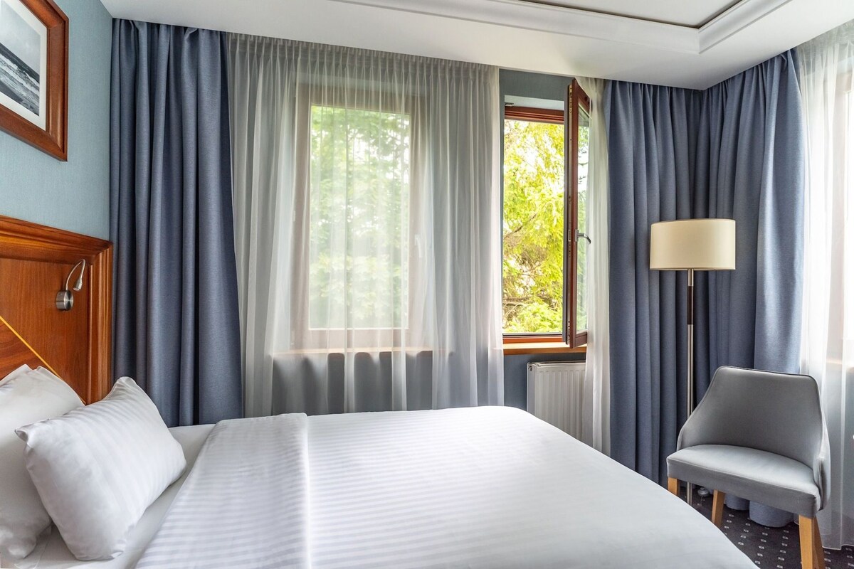 Premium bedding, minibar, in-room safe, desk