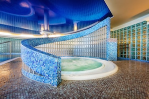 Indoor spa tub