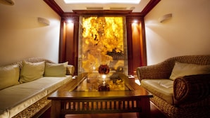 A room with a glass coffee table, two sofas, and a decorative wall with a textured pattern. - Hotel Haffner Resort & SPA - Destigo Hotels (Sopot)