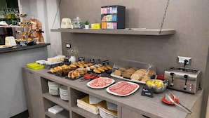 Bữa sáng buffet hàng ngày với phụ phí nhỏ 