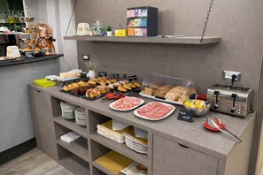 بوفيه فطور يوميًا بتكلفة قدرها (15 EUR للشخص)