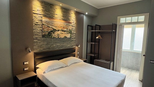 Phòng đôi Tiêu chuẩn | Bộ trải giường bằng vải Frette của Ý, chăn bông, minibar 