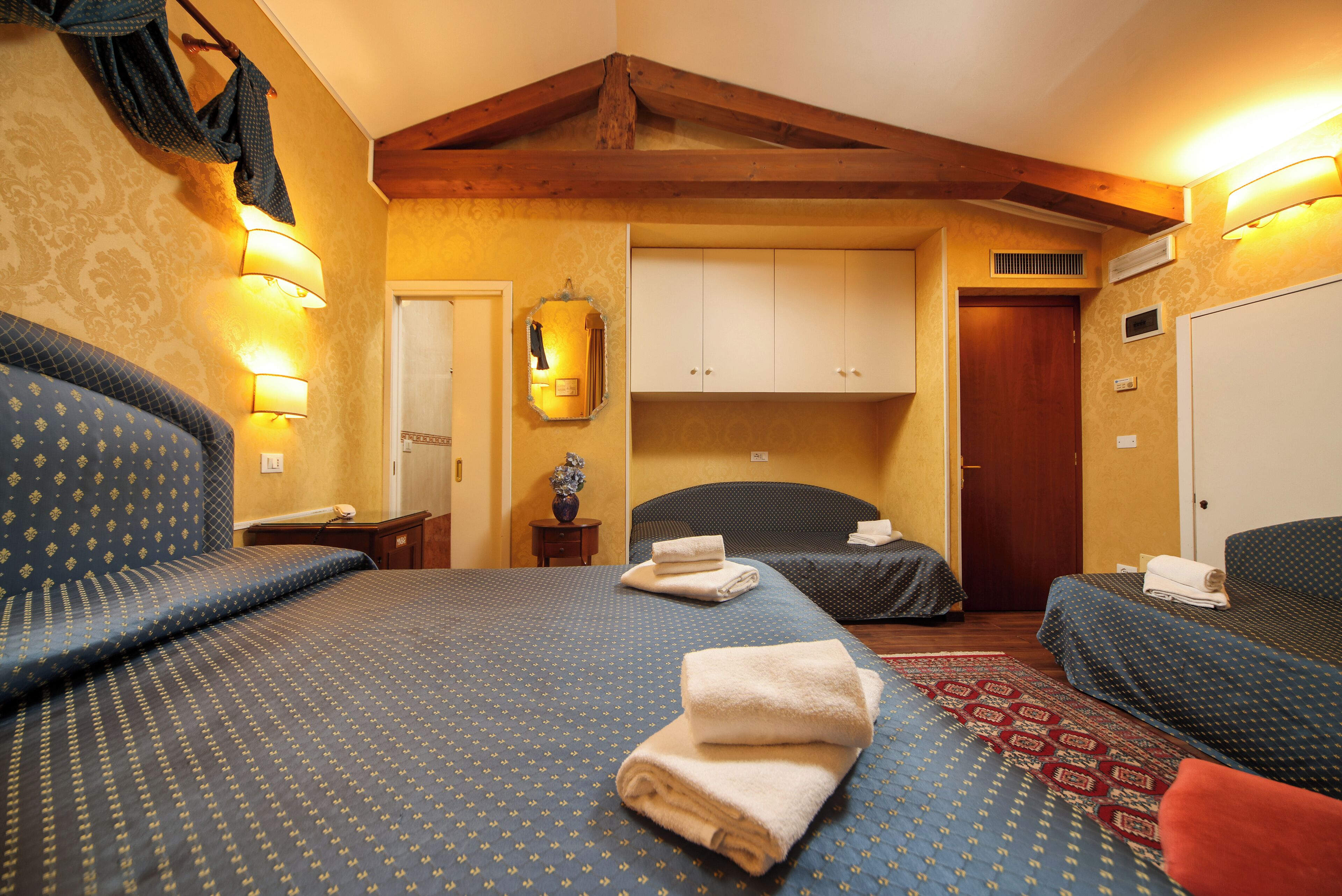quadruple room | minibar, in-room safe, desk, free wifi