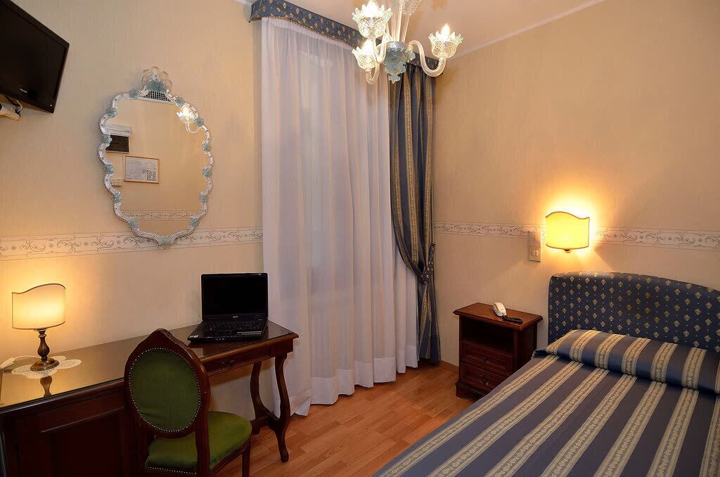 Minibar, in-room safe, desk, WiFi (free)