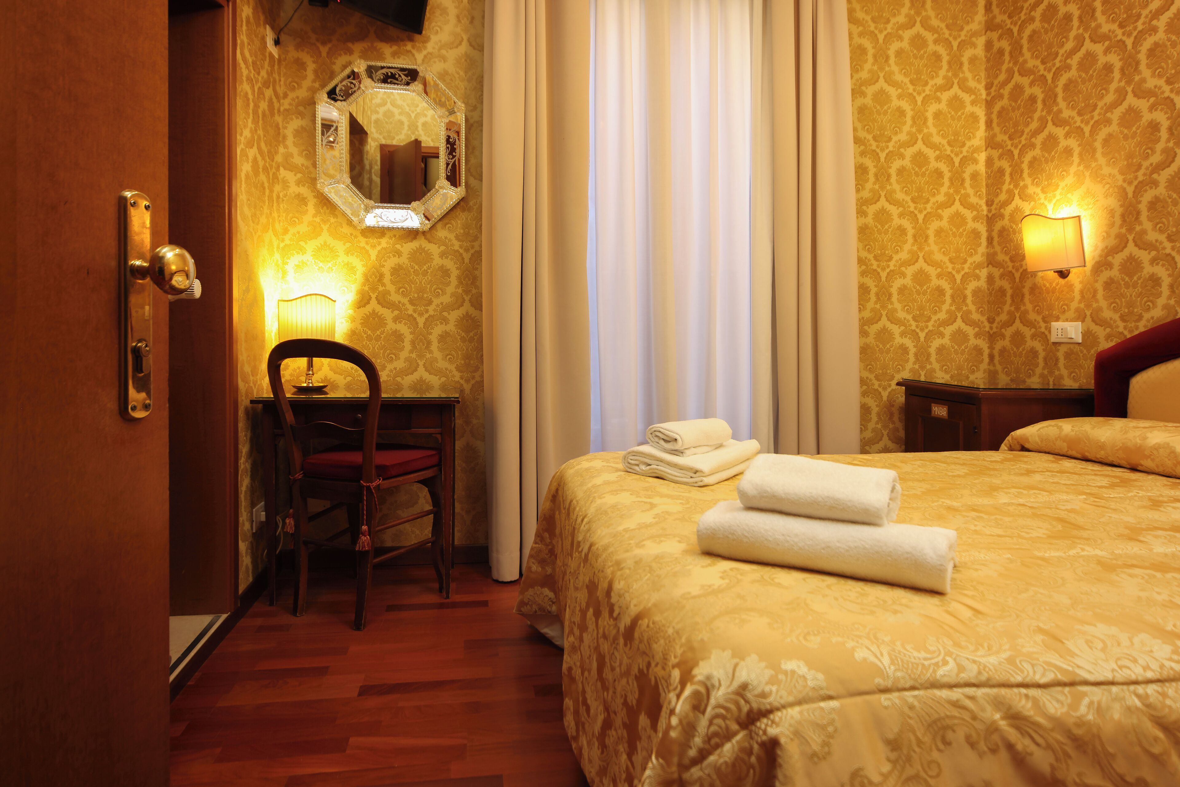 basic double room | minibar, in-room safe, desk, free wifi