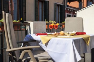 Quarto Duplo Pequeno com Terraço (acesso apenas por escadas) | Frigobar, cofres nos quartos, escrivaninha, Wi-Fi de cortesia