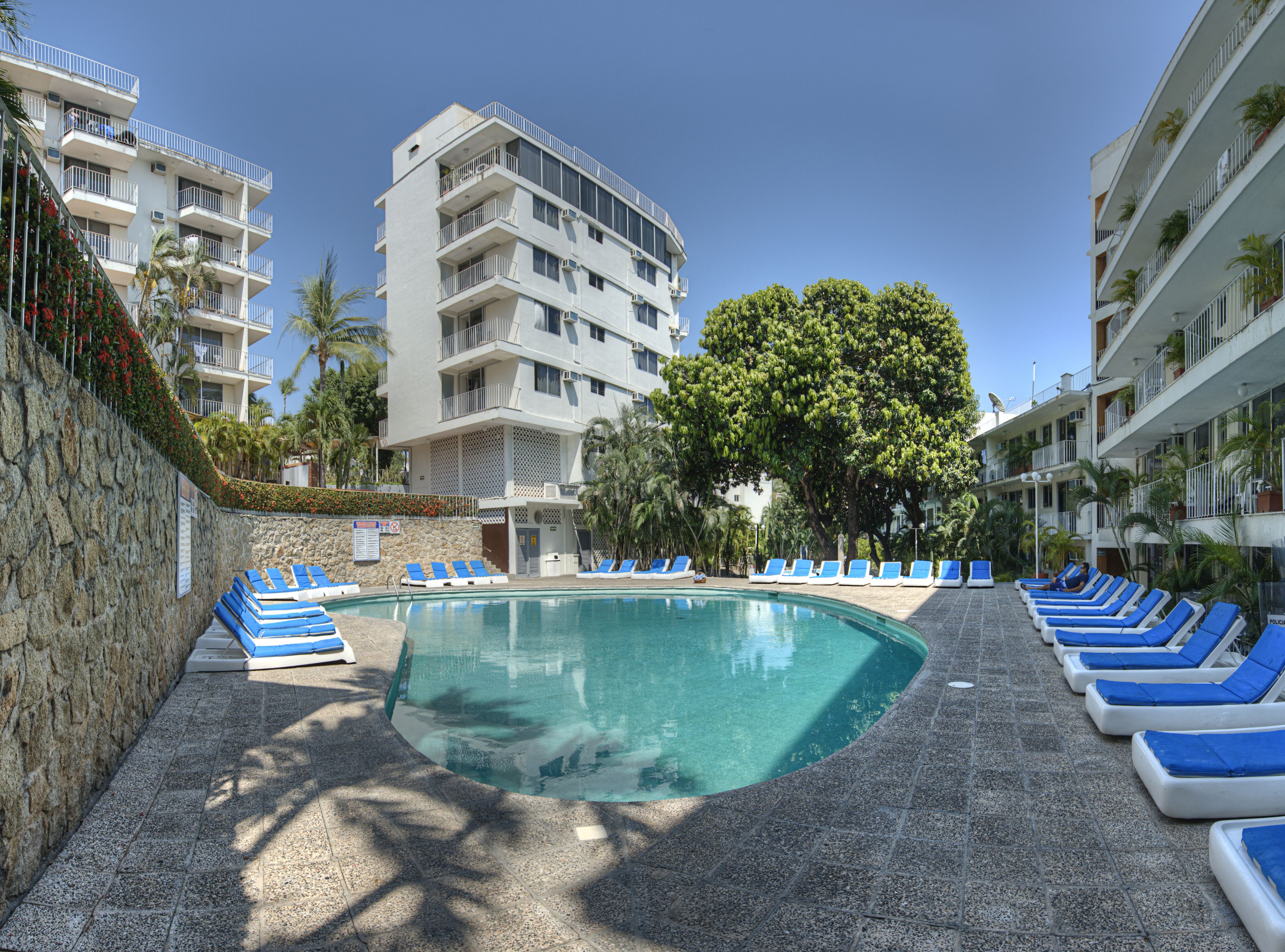 5 outdoor pools, sun loungers