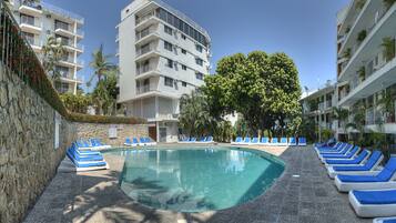 5 piscine all'aperto, lettini