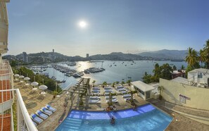5 piscines extérieures, chaises longues