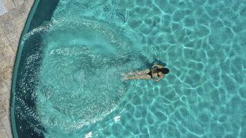 5 piscinas externas, espreguiçadeiras