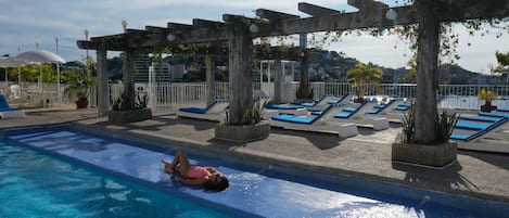 5 piscinas al aire libre, tumbonas