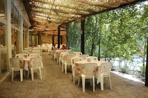 Déjeuner, dîner et souper servis sur place, vue sur la piscine 